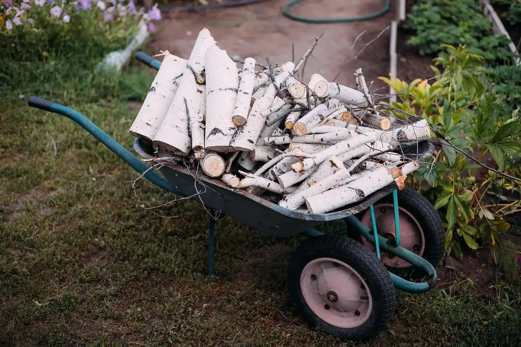 How many trips does it take to move a yard of soil in a wheelbarrow?